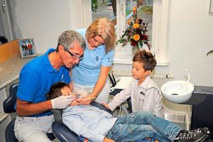 Behandlung eines Kindes - Zahnerhalt 